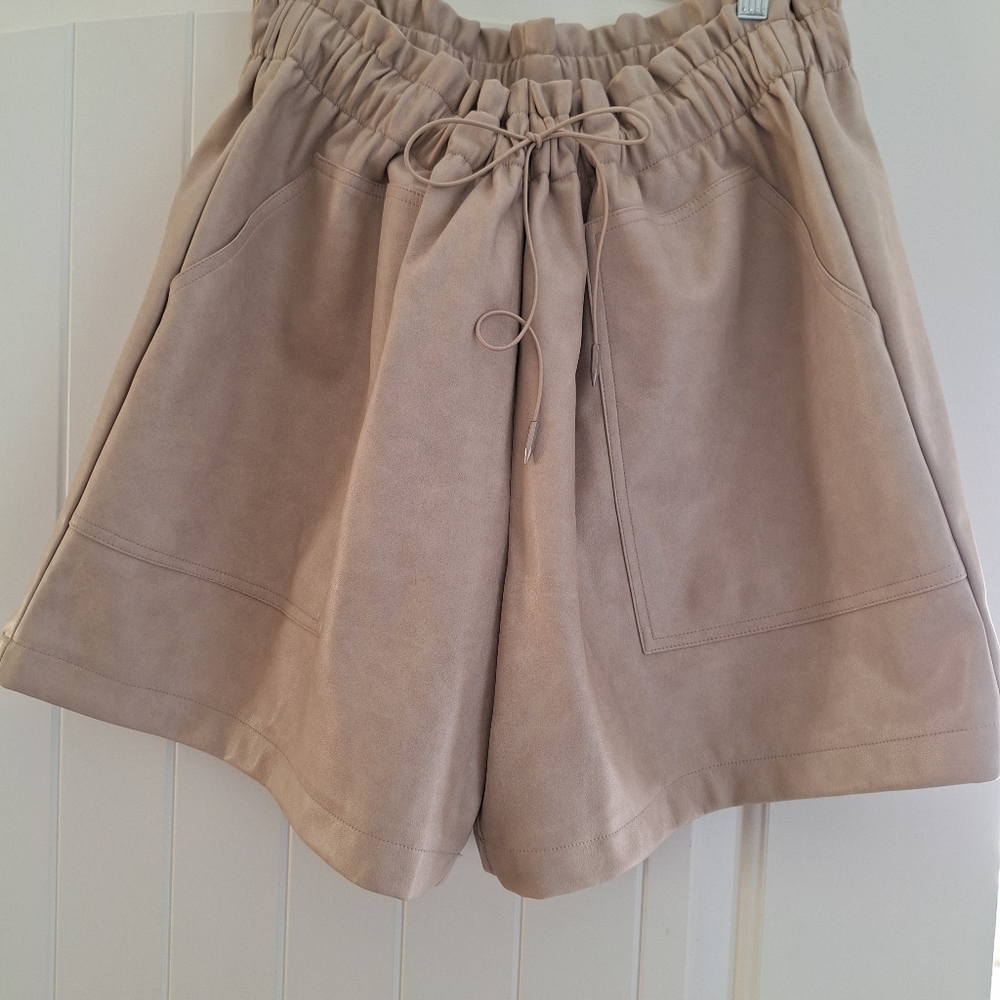 AVEC LES FILLES SIZE 1 X LADIES PLEATHER SHORTS